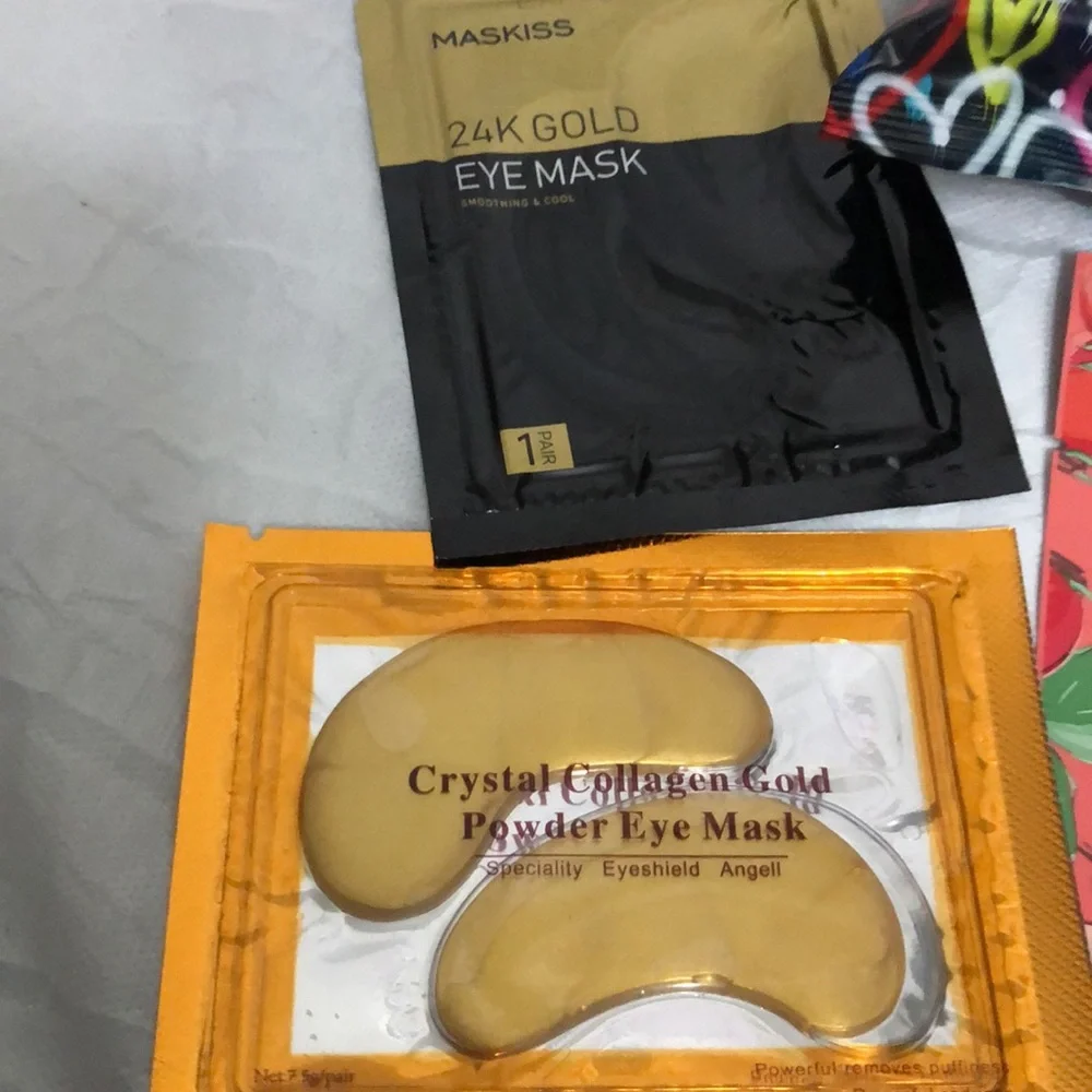 Betsy Johnson Face Wipes and Eye & Lip Mask Bundle of 8